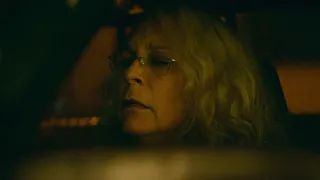 Halloween (2018) - Laurie sees Michael's prison bus