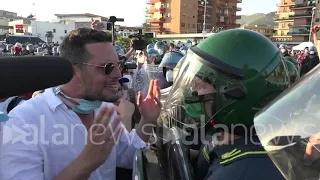 Mondragone, violenta carica della polizia sui manifestanti anti-Salvini