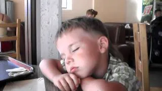 Ребенок ест и спит одновременно