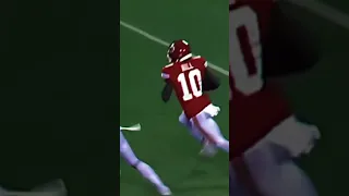 Tyreek hill does the peace sign