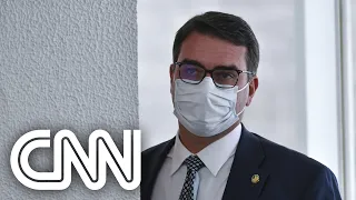 Flávio Bolsonaro ri ao imitar reação do presidente sobre relatório da CPI da Pandemia | CNN 360