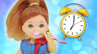 O primeiro dia na escola da Evi! Vídeo para meninas com boneca Barbie em português
