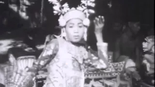 Bali 1928, vol. III – I Made Sarin dancing gandrung & ngibing accompanied by sekaa Ketapian Kelod