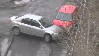 Прохожий решил помочь женщине выехать с парковки