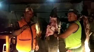 Amigo Edson do canil do Batota testando sua faca coreadeira