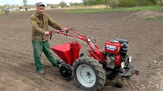 Полевые испытания самодельной картофелесажалки соседа.