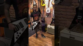 Tocando as músicas proibidas em uma loja (EXPLICAÇÃO)