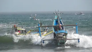 DUA PERAHU TABRAKAN DI OMBAK ANGIN KENCANG JUM'AT SORE INI 17/5/2024