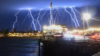 Lightning Creates Stunning Light Show in Los Angeles