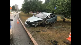 Citroen C5 перевернулся и срубил три дерева.