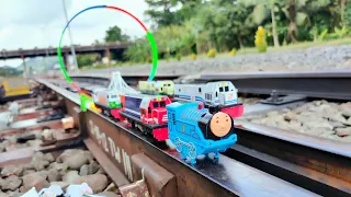 Drama Kereta Api Anjlok dari Rel!!! Menemukan Kereta Thomas dan Teman Teman