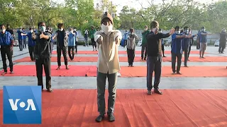 Yoga Class for the Homeless Held in India's New Delhi, Amid Coronavirus Lockdown