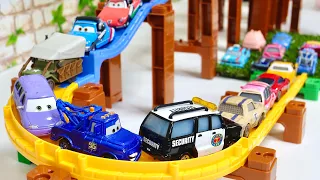 Disney Pixar Cars ☆ トミカのジャンプ坂道を走るたくさんのカーズのミニカー♪