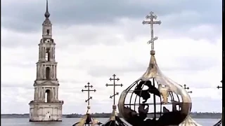 Мальчик ныряет к затопленной церкви Калязина фильм Берег 1984