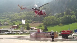 Waldbrand in Visp Helikopter Löschflüge Originalton