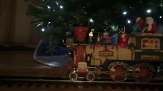 New Bright Holiday Express FULL SET Engine Tender PLUS 8 Cars Dillard’s Trimmings Christmas Train