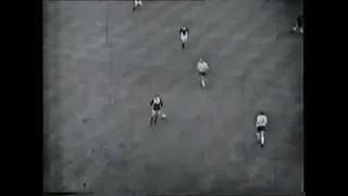 Jim Baxter (Scotland) tormenting World Champions England at Wembley 1967 ⚽