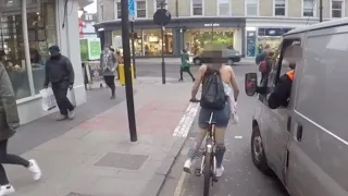 Un homme en voiture se comporte mal avec la cycliste. Sa réaction ? Bien fait pour lui !