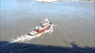 Horn Battle in New York - Carnival Miracle vs Harbor Tug (HD)