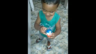 Pai trollando o filho com kinder ovo