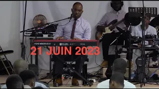 CÉLÉBRATION DE DIEU PAR LA MUSIQUE AVEC FR JULES KAYEMBE À ROC SÉCULAIRE TABERNACLE