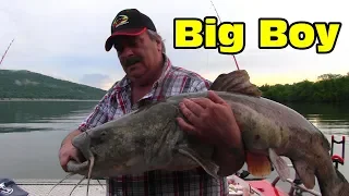 Finding and catching BIG  River Catfish