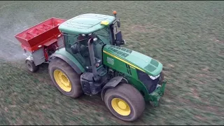 Přihnojování 2019/spring fertilizing/JOHN DEERE 7230R + tažené rozmetadlo RAUCH/Agroslužby Červenka