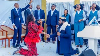 Fr Emmanuel Musongo en feat avec le couple buloba dans na makasi na ngai te+hosanna alléluia Medley