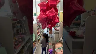 America got valentines 💌 gift for her mom almost flew away with all the balloons 🎈 🛍️🛒👀