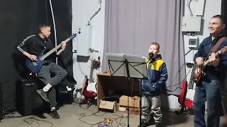 Ефимов Анатолий и Шурик учится петь .