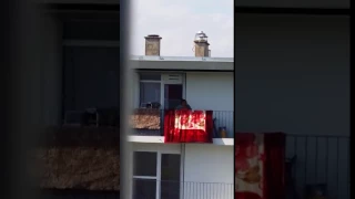 UNE FEMME IVRE CHANTE SUR SON BALCON