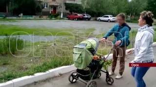 Пьяная и неадекватная мать материлась на коляску со своим ребенком
