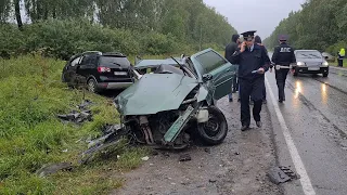 В лобовой аварии под дождём погибла женщина