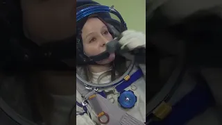 Как космонавты чешут нос в открытом космосе #shorts