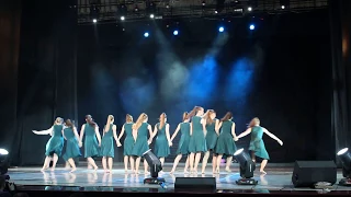 "Уходя..." 9 класс на отчетном концерте Детской школы современной хореографии.