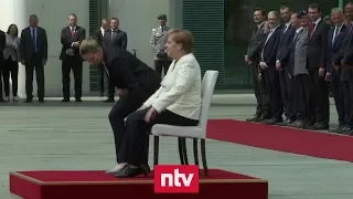 Merkel hört sich Hymnen im Sitzen an | n-tv