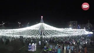 В Слониме на Главной Елке включили новогоднюю иллюминацию, в том числе новый световой шатер