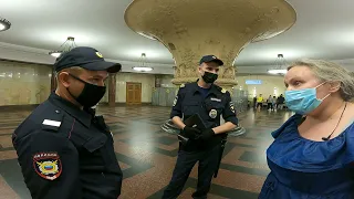 Добряки-полицейские подошли помочь людям, которым поплохело в метро