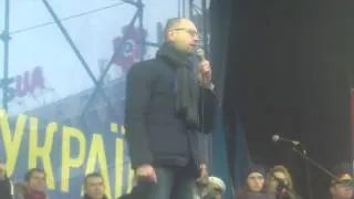 Arsenij Jaceniuk. Арсеній Яценюк на Майдані, 8 grudnia 2013