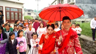 貴州大山里娶媳婦，新郎家到新娘家只有100米的距離，真幸福The groom’s house is only 100 meters away from the bride’s house, so ha