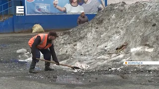 В Норильске с приходом тепла обнажились груды мусора