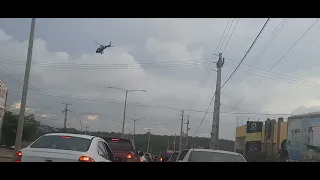 Helicóptero da Polícia (CTA) sobrevoa congestionamento.