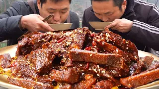 120 yuan bought 5kg of beef  and his second brother made spicy beef jerky  which was oversized and