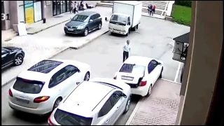 Женщина паркуется