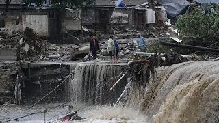 Затоплены метро и переходы, улицы Харбина ушли под воду. Сильнейшие ливни бушуют в Китае