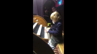 Elisey Mysin plays the organ for the first time. Елисей Мысин впервые играет на органе