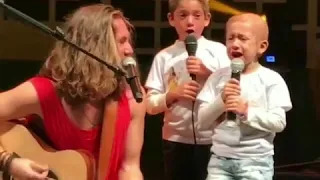 Vitor Kley canta com fã mirim com câncer e ela vai às lagrimas. Assista!