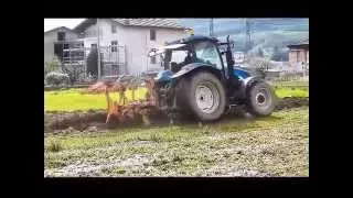 Aratura con New Holland T6 e Moro Aratri