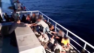 Nave Talia, i migranti ammassati a bordo vengono accuditi dai marinai del mercantile