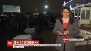 Журналісти вишикувались у черги, аби потрапити на летовище Борисполя, де очікують полонених